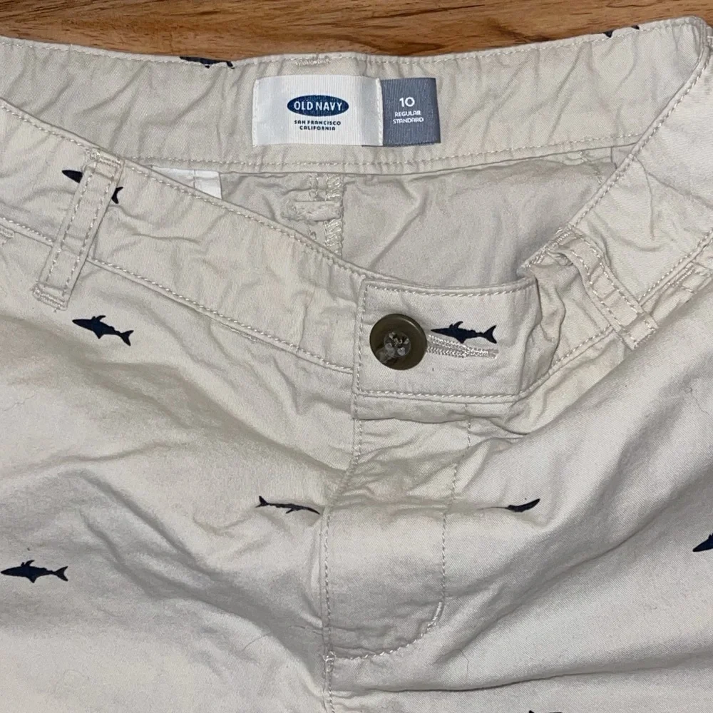 Old Navy adjustable waist shark shorts‎